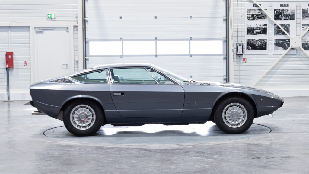 Maserati Khamsin AM120*016* Grise (origine Rame), intérieur cuir blanc